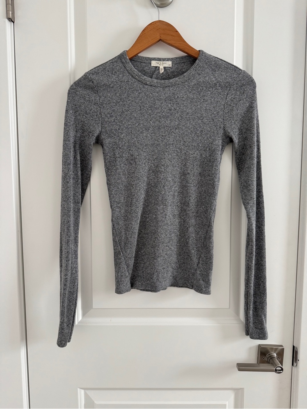 RAG & BONE
ESSENTIAL LONG SLEEVE T-SHIRT - GRAY
$165.00 size S small Gently used - Picture 10 of 11